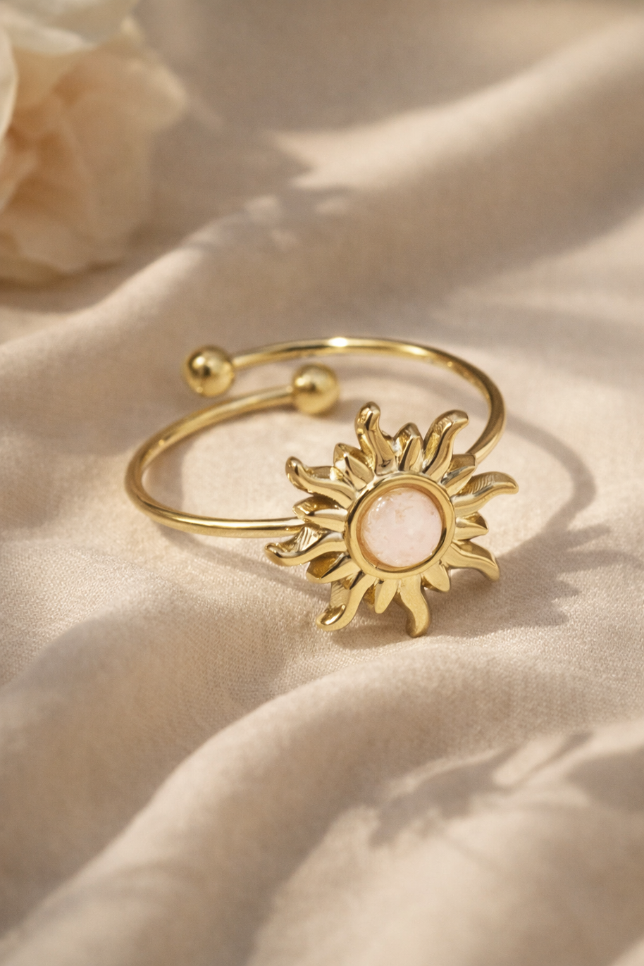 Anillo dorado con piedra sol