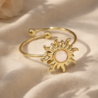 Anillo dorado con piedra sol