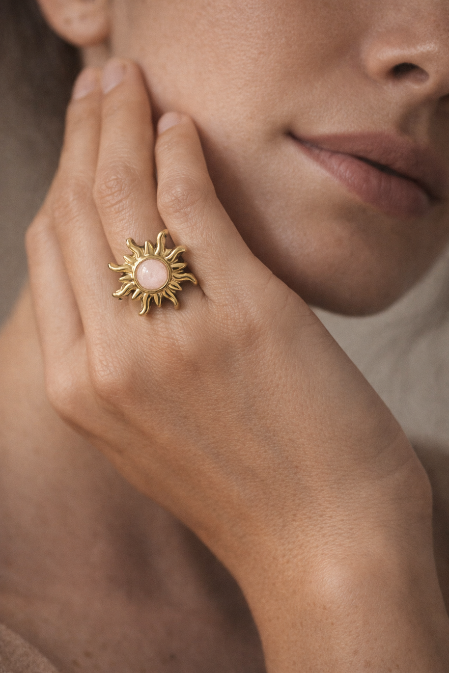 Anillo dorado con piedra sol