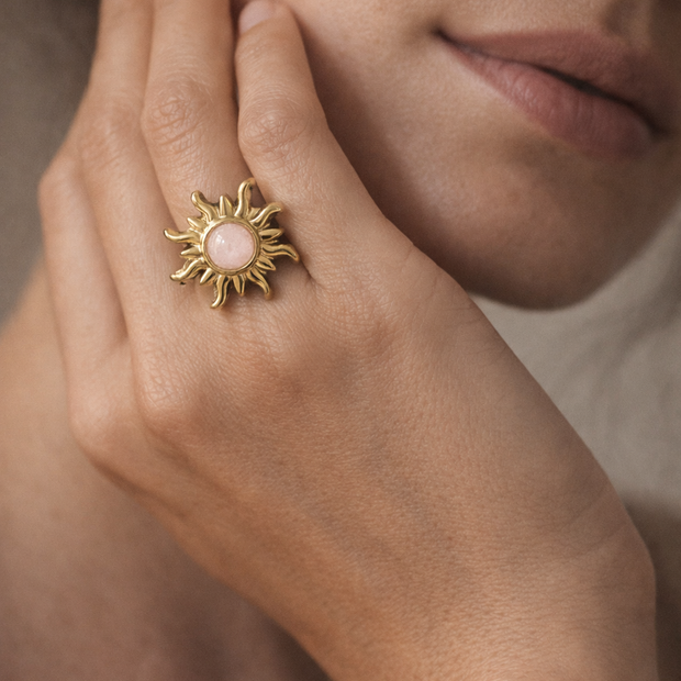 Anillo dorado con piedra sol