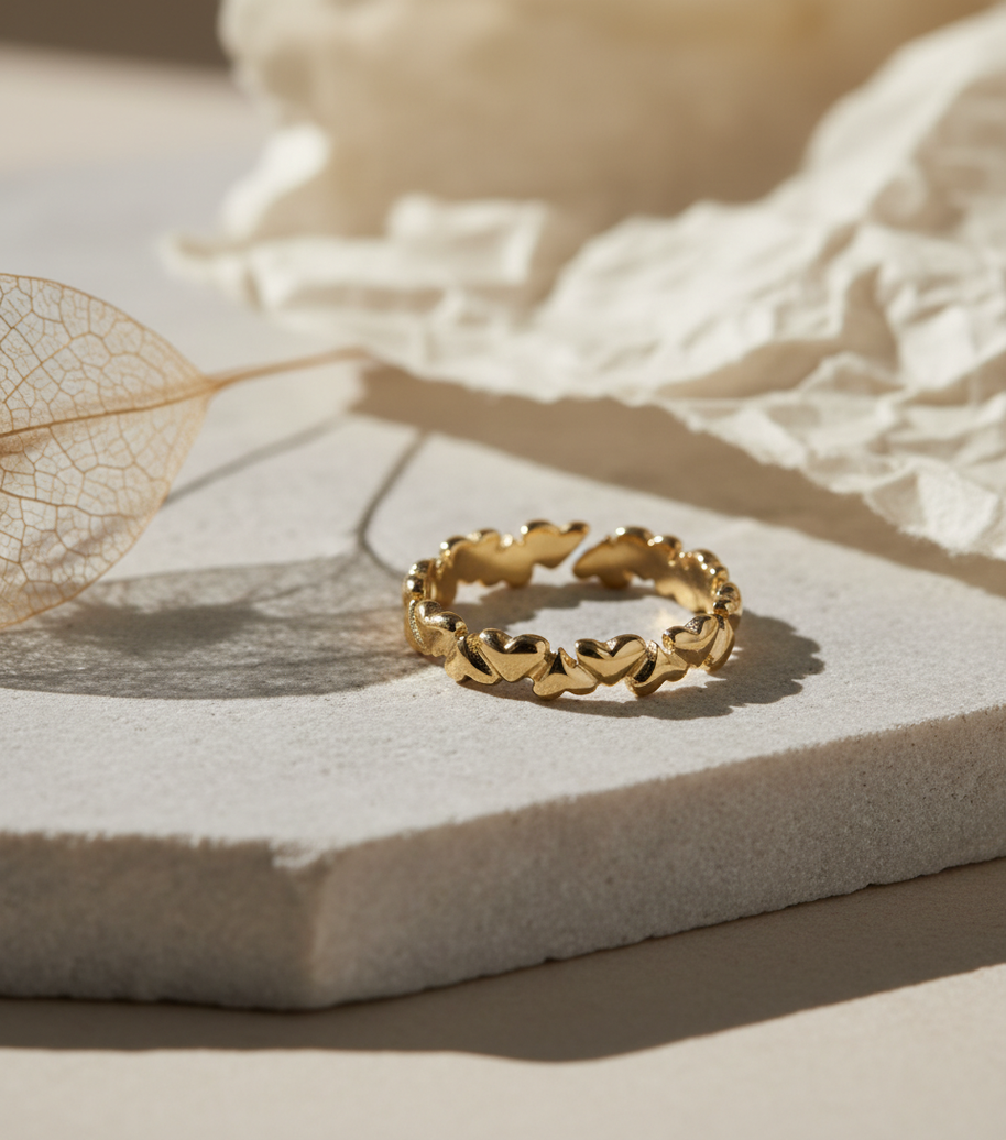 Anillo dorado de aros de corazones