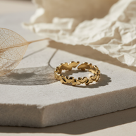 Anillo dorado de aros de corazones