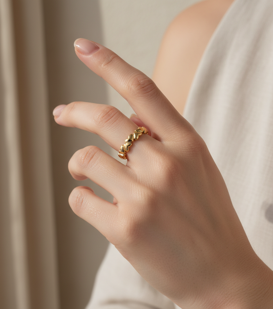 Anillo dorado de aros de corazones