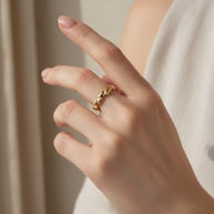 Anillo dorado de aros de corazones