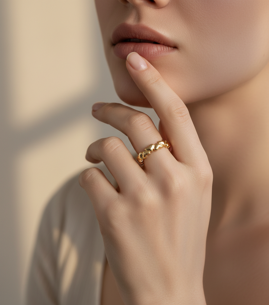 Anillo dorado de aros de corazones