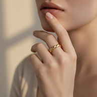 Anillo dorado de aros de corazones