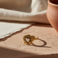 Anillo dorado de flor con corazón