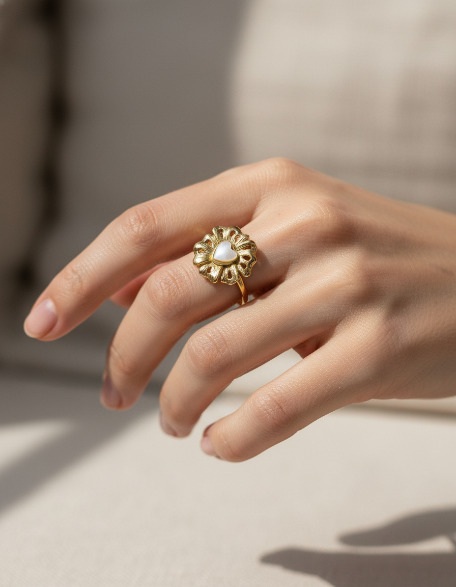 Anillo dorado de flor con corazón