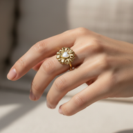 Anillo dorado de flor con corazón