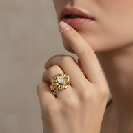 Anillo dorado de flor con corazón