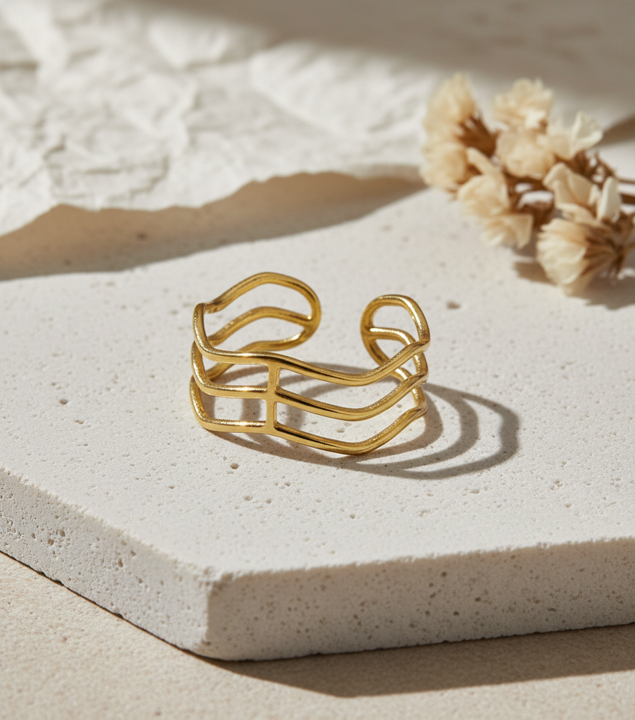 Anillo dorado de líneas onduladas abiertas