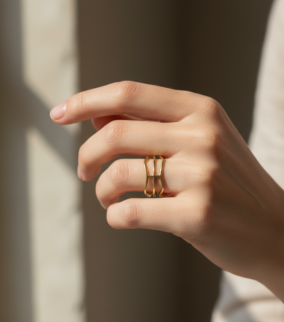 Anillo dorado de líneas onduladas abiertas