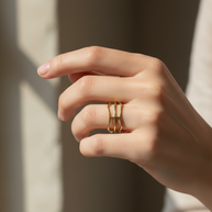 Anillo dorado de líneas onduladas abiertas