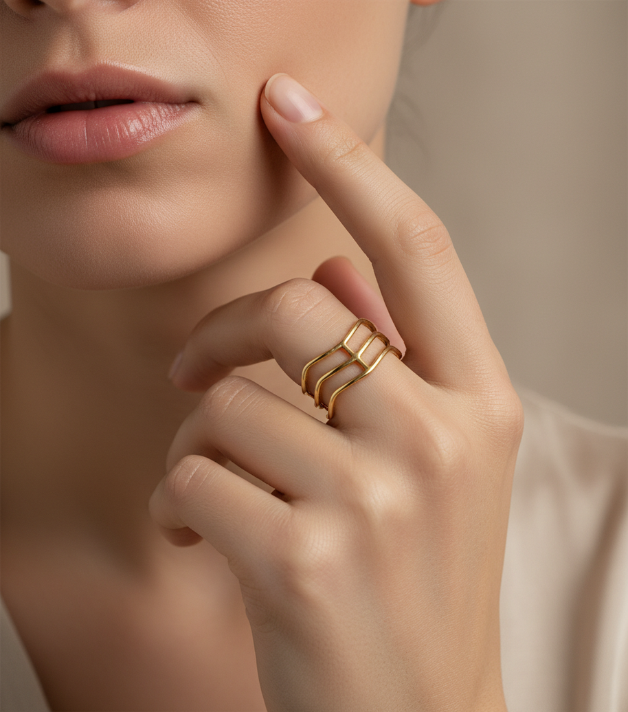 Anillo dorado de líneas onduladas abiertas