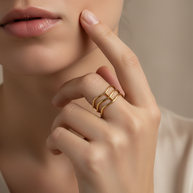 Anillo dorado de líneas onduladas abiertas