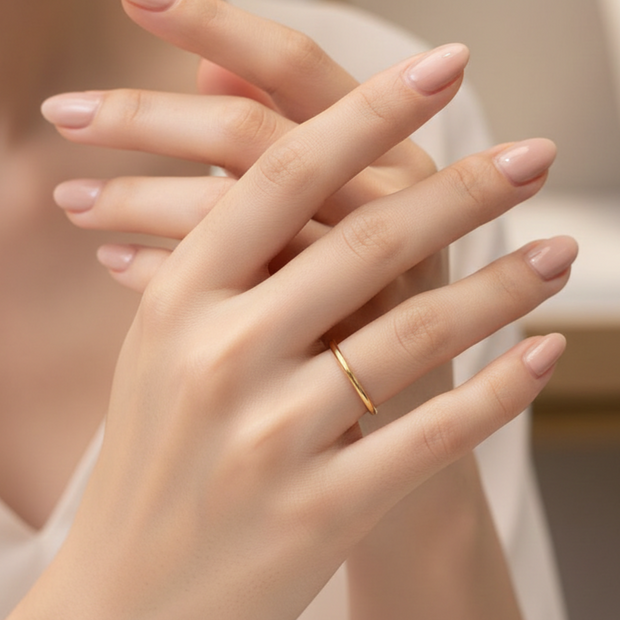 Anillo minimalista dorado abierto mostrando su diseño elegante y moderno