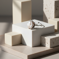 Anillo plateado abierto con perla natural