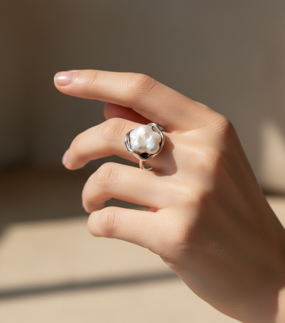 Anillo plateado abierto con perla natural
