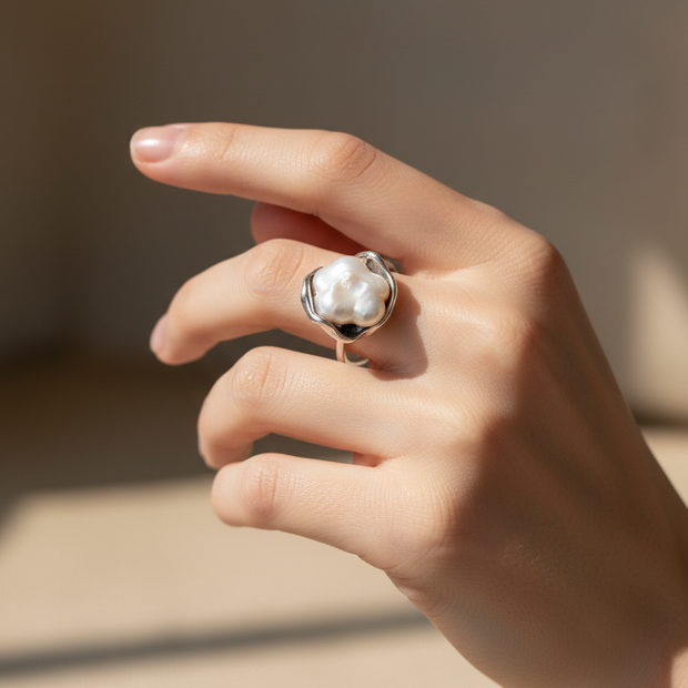 Anillo plateado abierto con perla natural