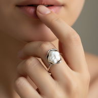 Anillo plateado abierto con perla natural