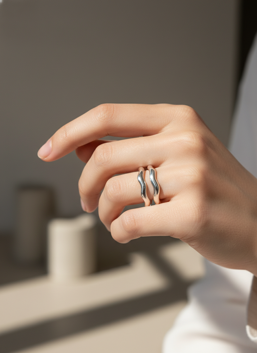 Anillo plateado abierto doble ondulado
