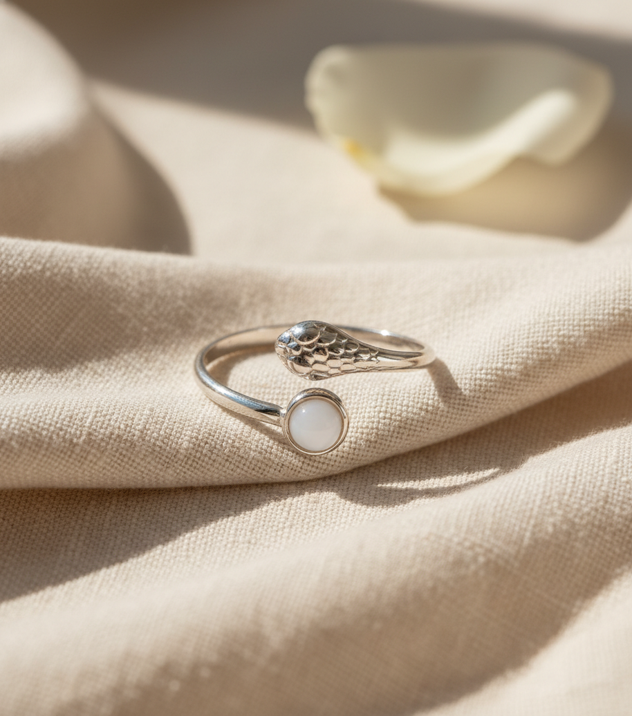Anillo plateado con cabeza de serpiente y piedra