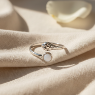 Anillo plateado con cabeza de serpiente y piedra