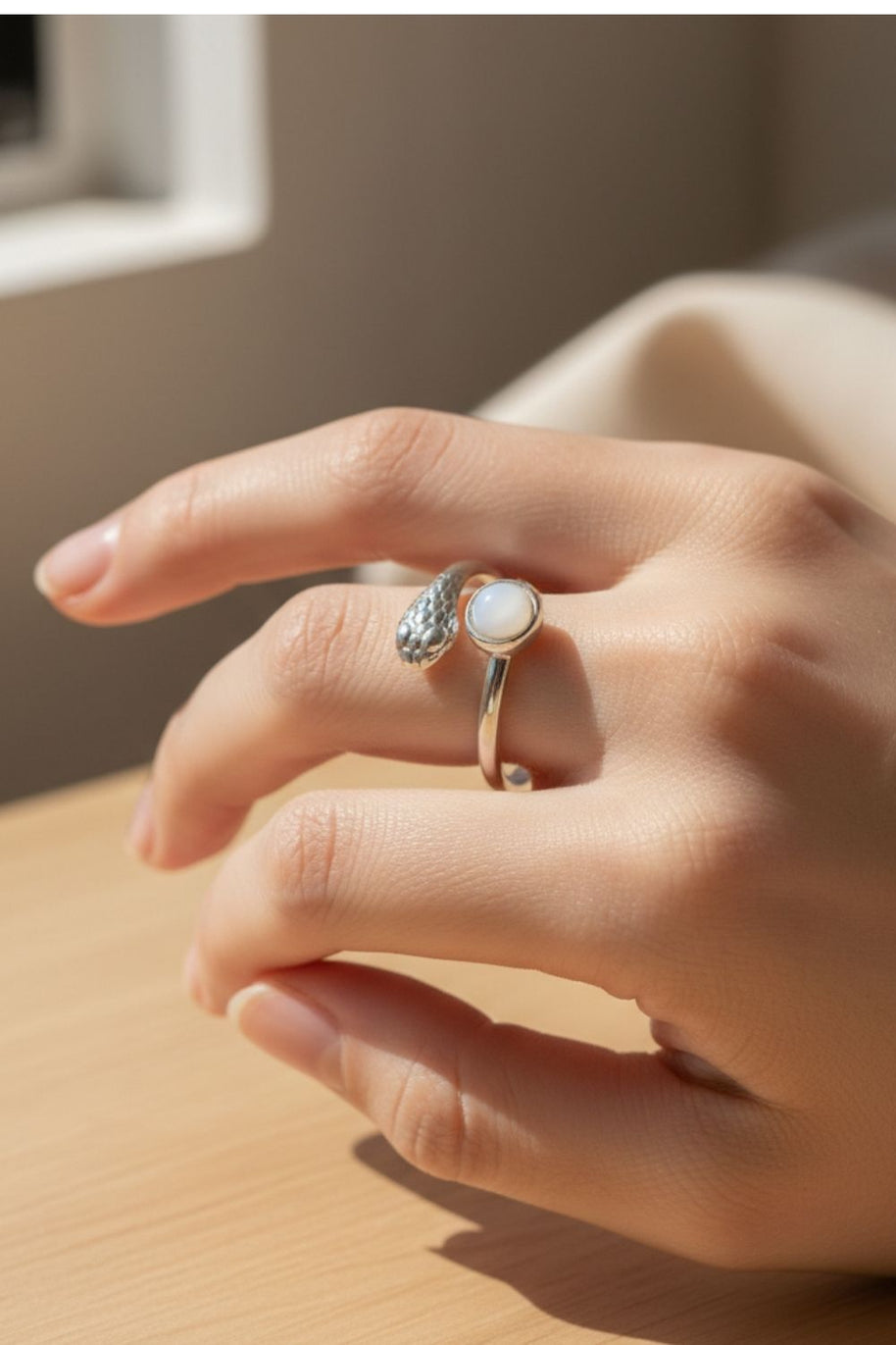 Anillo plateado con cabeza de serpiente y piedra