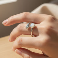 Anillo plateado con cabeza de serpiente y piedra