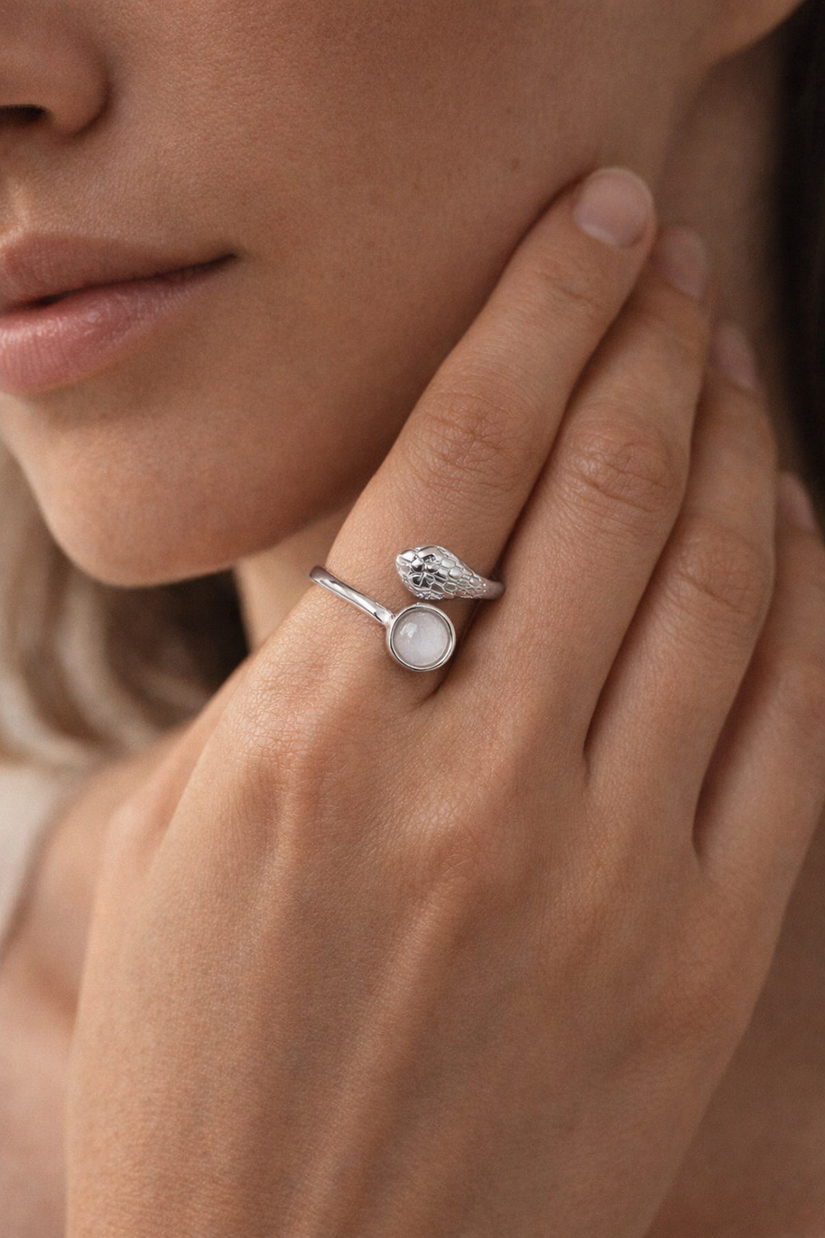 Anillo plateado con cabeza de serpiente y piedra