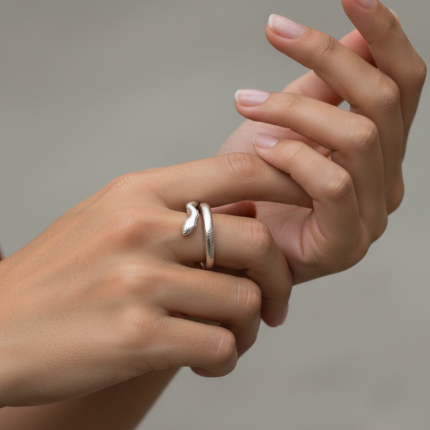 Anillo de serpiente plateado envolvente mostrando su diseño elegante