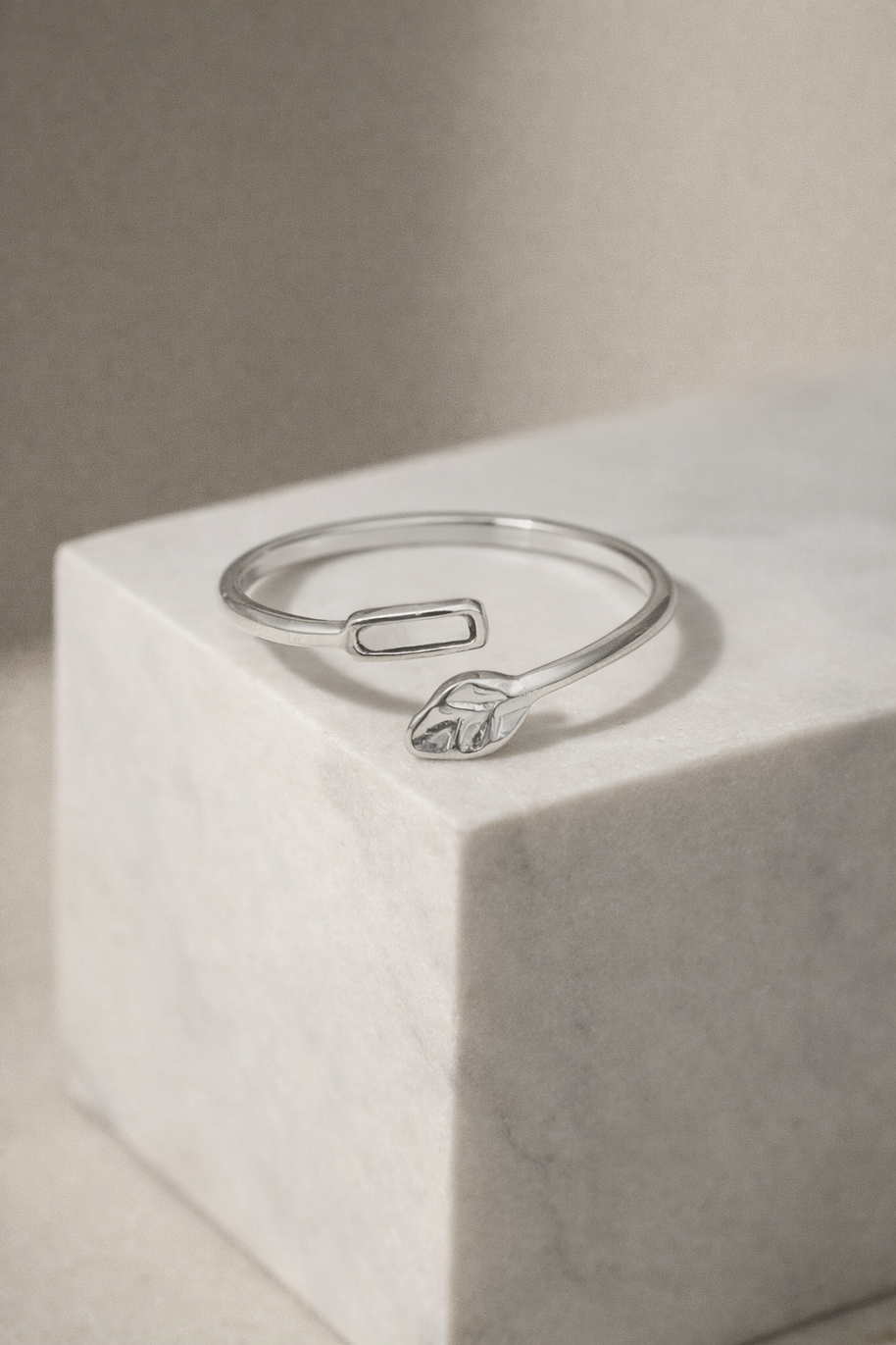 Anillo plateado con hoja y detalle con nácar