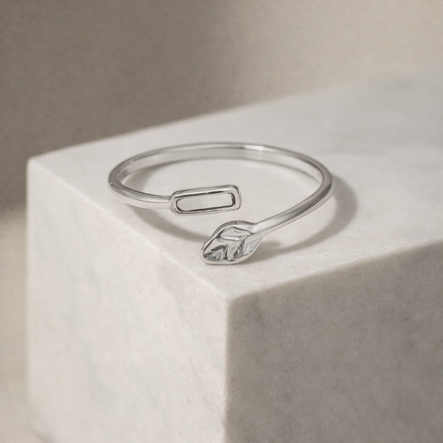 Anillo plateado con hoja y detalle con nácar