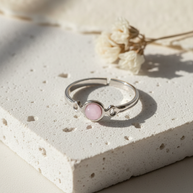 Anillo plateado con piedra circular ágata rosa