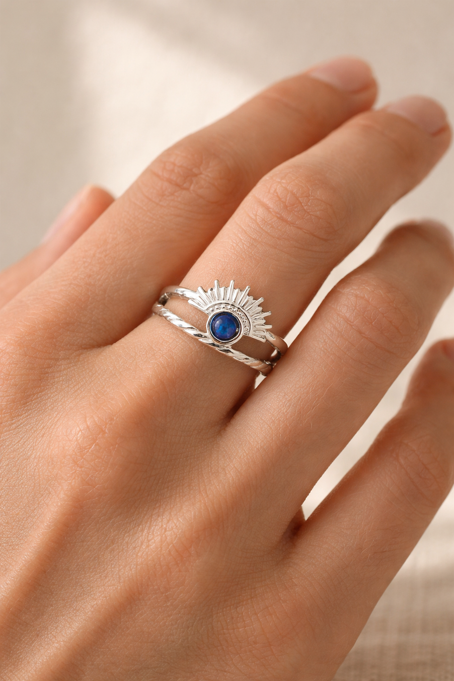 Anillo plateado con piedra