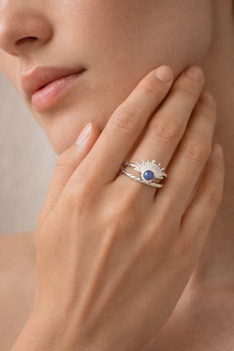 Anillo plateado con piedra