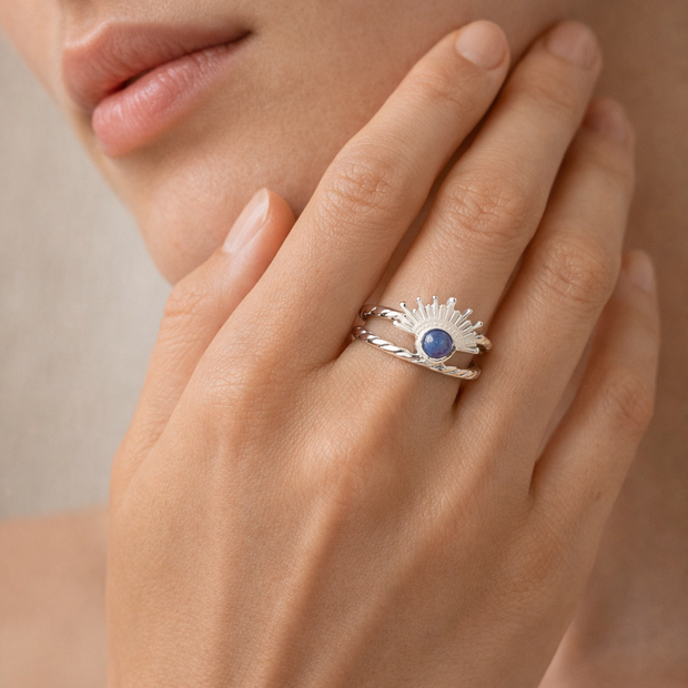 Anillo plateado con piedra