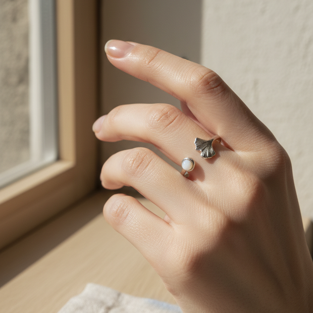 Anillo plateado con hoja de ginko y piedra