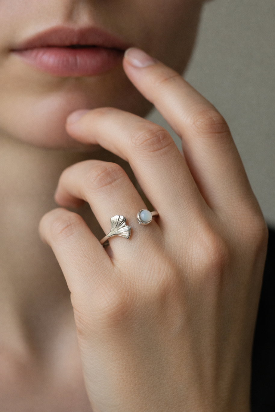 Anillo plateado con hoja de ginko y piedra
