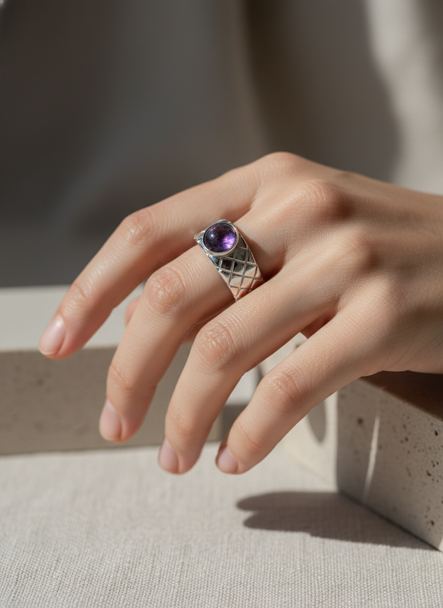 Anillo plateado con piedra y tramado