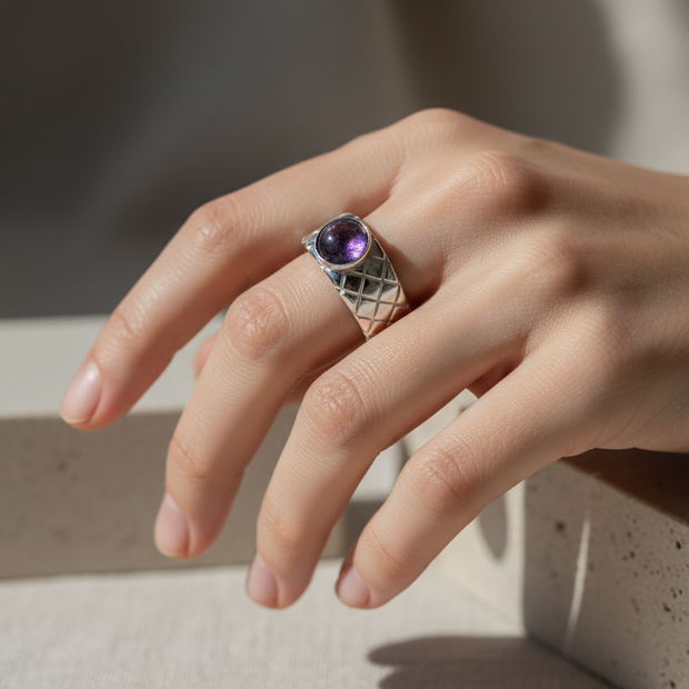 Anillo plateado con piedra y tramado