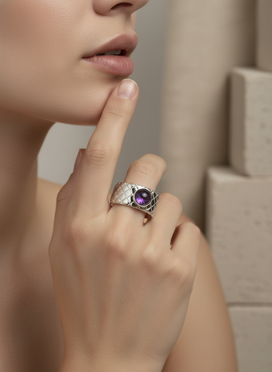 Anillo plateado con piedra y tramado