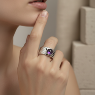 Anillo plateado con piedra y tramado