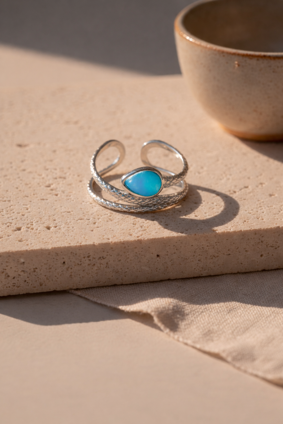 Anillo plateado con piedra azul