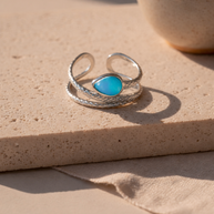 Anillo plateado con piedra azul