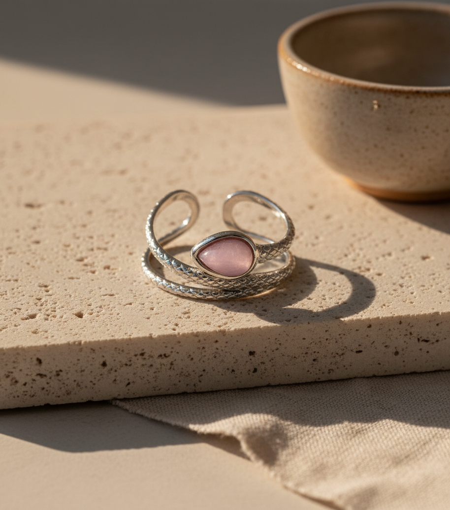 Anillo plateado con piedra rosa