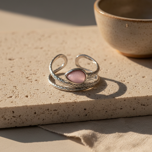 Anillo plateado con piedra rosa