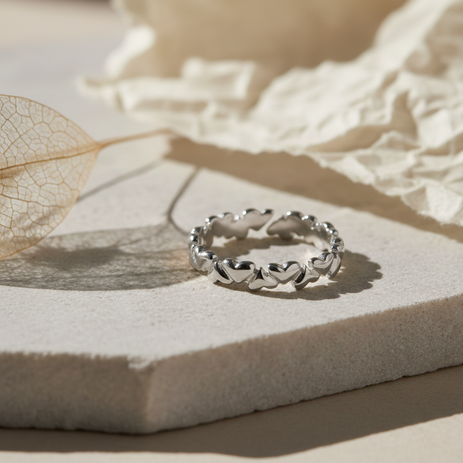 Anillo plateado de aros de corazones