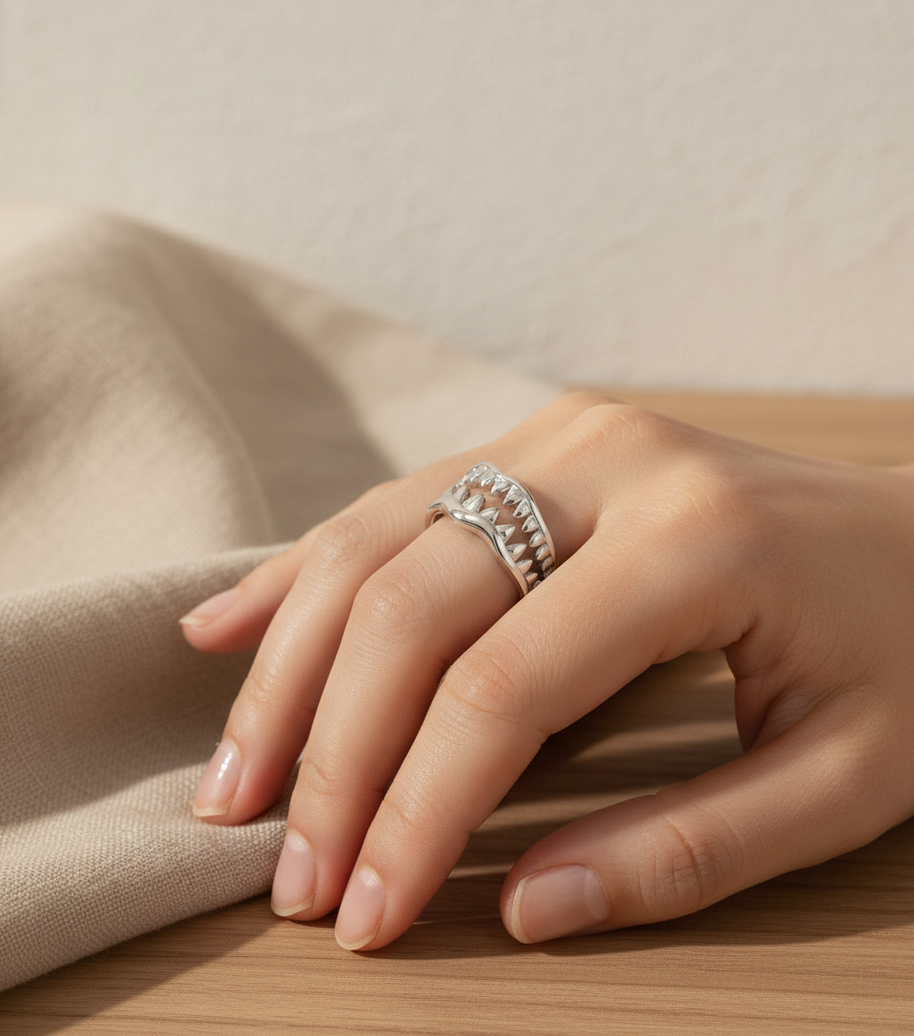 Anillo plateado de colmillo