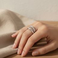 Anillo plateado de colmillo